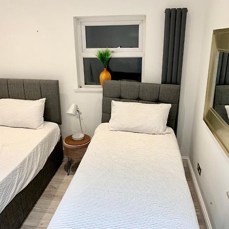 לונדון Modern 2 Bedroom Apartment With Private Garden Near Canary Wharf מראה חיצוני תמונה
