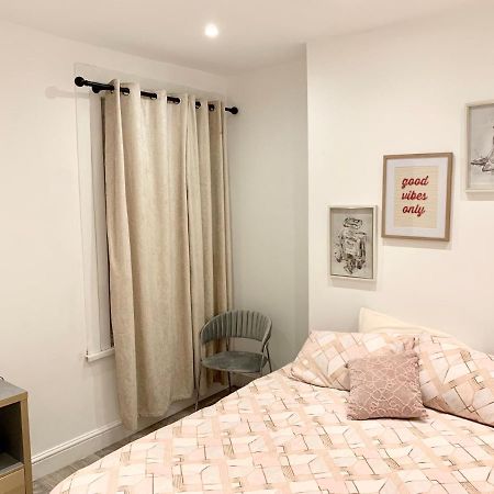 לונדון Modern 2 Bedroom Apartment With Private Garden Near Canary Wharf מראה חיצוני תמונה