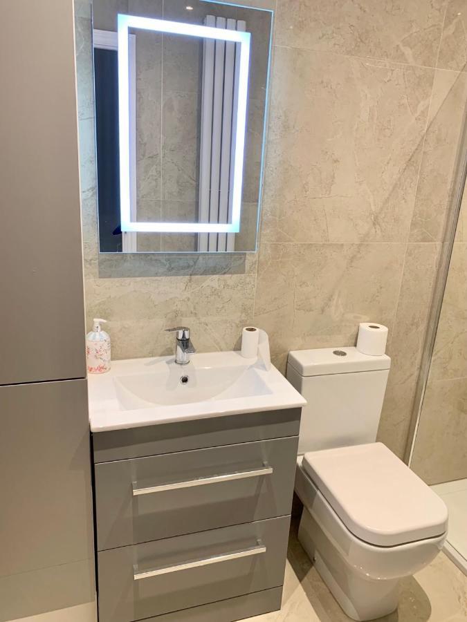 לונדון Modern 2 Bedroom Apartment With Private Garden Near Canary Wharf מראה חיצוני תמונה
