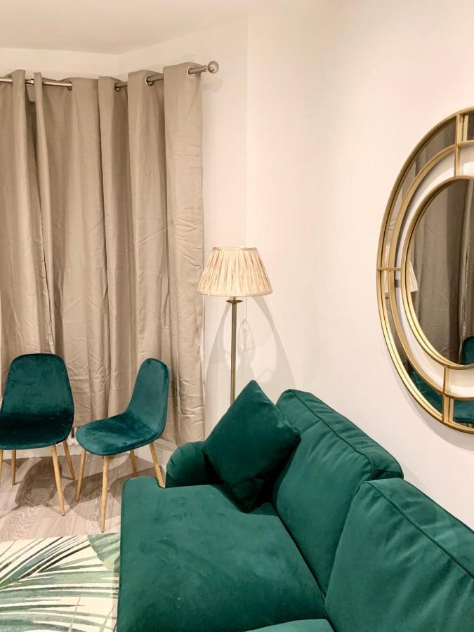 לונדון Modern 2 Bedroom Apartment With Private Garden Near Canary Wharf מראה חיצוני תמונה