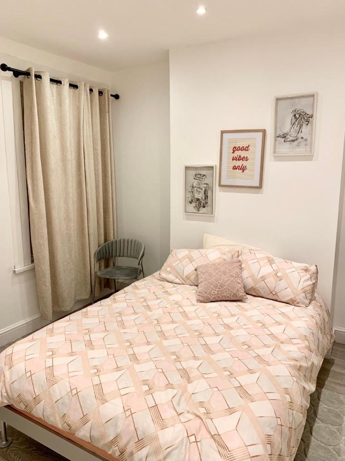 לונדון Modern 2 Bedroom Apartment With Private Garden Near Canary Wharf מראה חיצוני תמונה