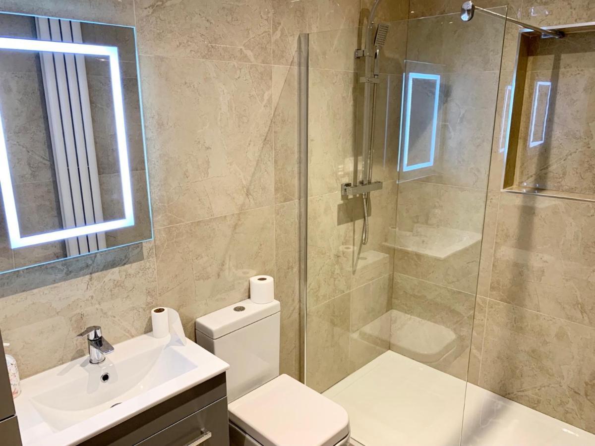 לונדון Modern 2 Bedroom Apartment With Private Garden Near Canary Wharf מראה חיצוני תמונה
