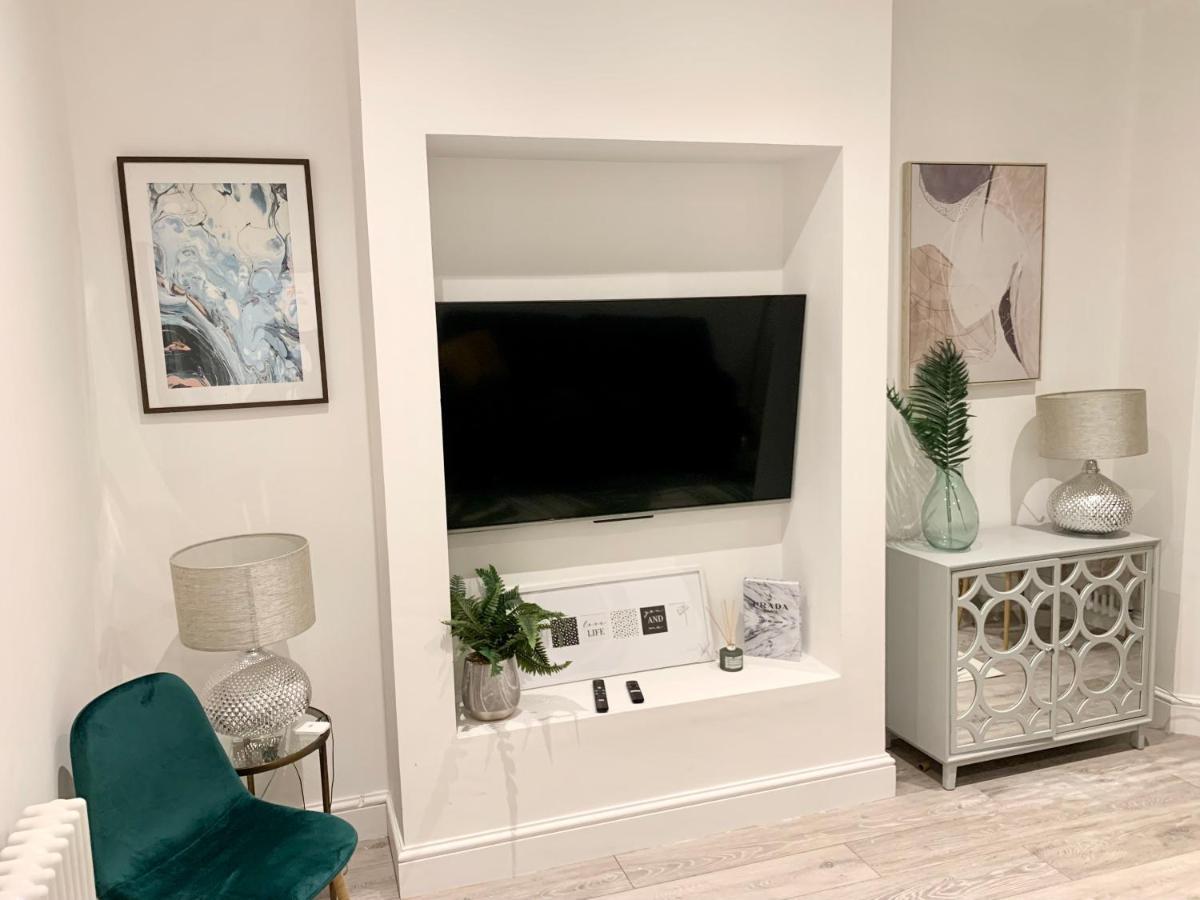 לונדון Modern 2 Bedroom Apartment With Private Garden Near Canary Wharf מראה חיצוני תמונה