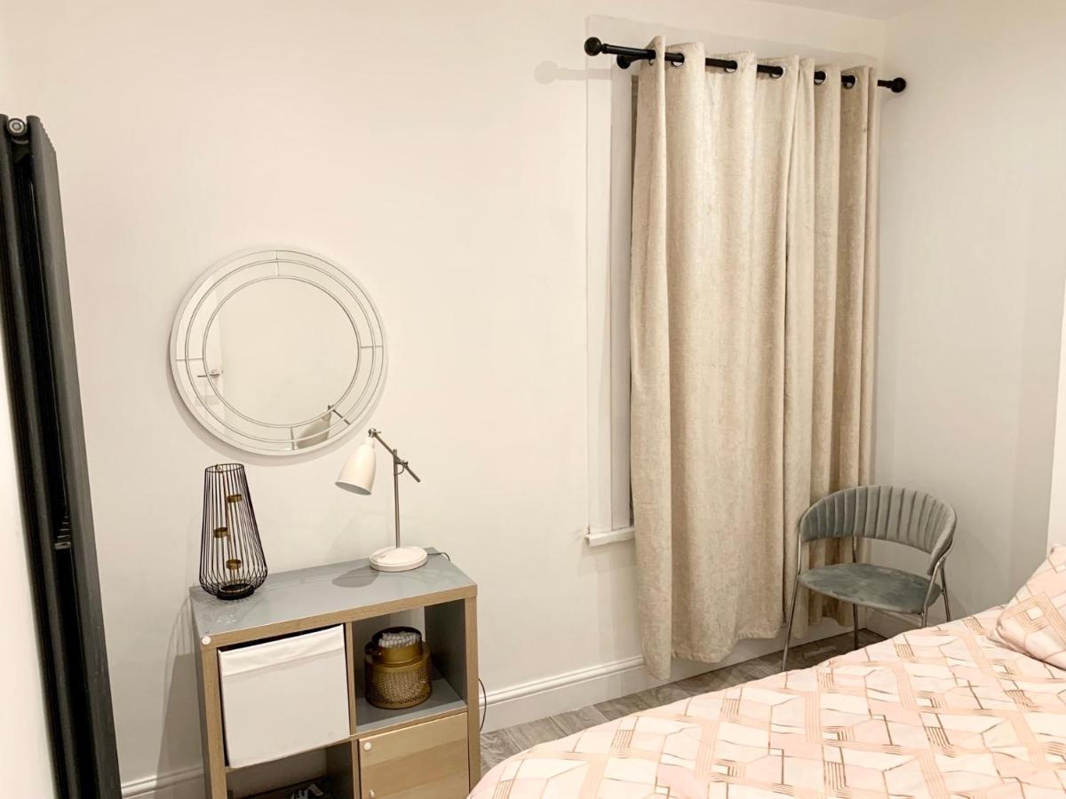 לונדון Modern 2 Bedroom Apartment With Private Garden Near Canary Wharf מראה חיצוני תמונה