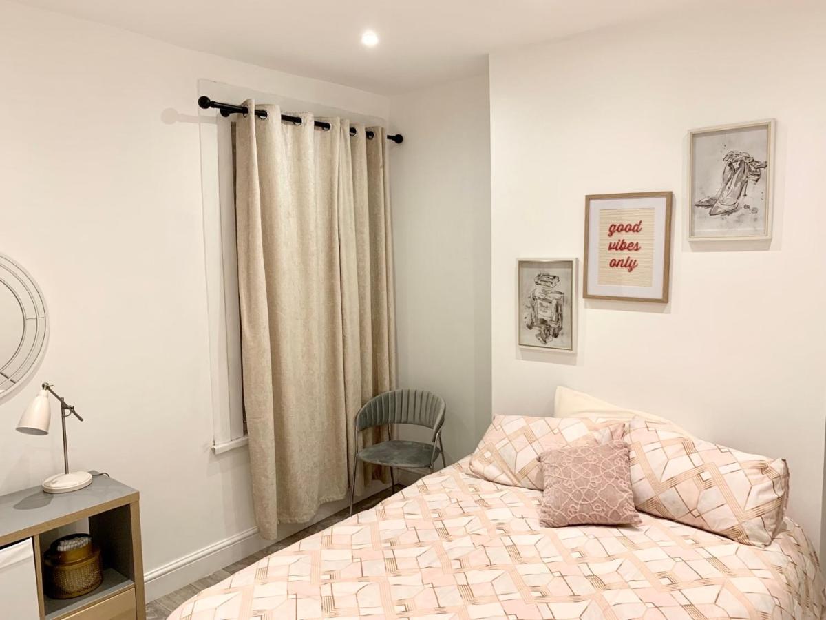 לונדון Modern 2 Bedroom Apartment With Private Garden Near Canary Wharf מראה חיצוני תמונה